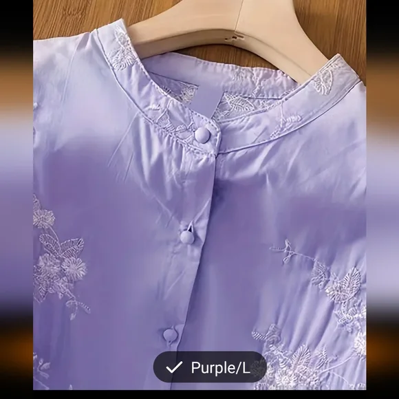 Gorgeous lavender 3/4 sleeve blouse with white embroidery, banded collar, lg - Picture 3 of 6